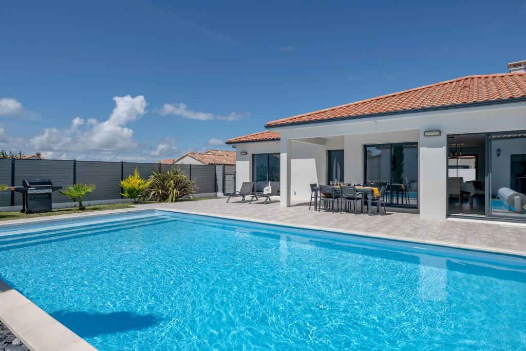 Maison de vacances Maison recente de plain-pied avec piscine a La Plaine sur Mer route de la prée, 14 bis 44770 La Plaine-sur-Mer