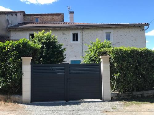 MAISON RESTAUREE 6 PERSONNES AU COEUR DU PERIGORD
