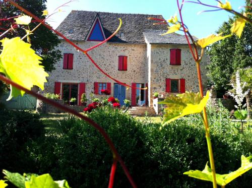 Maison Rouge Adossee a la Colline et son Etang