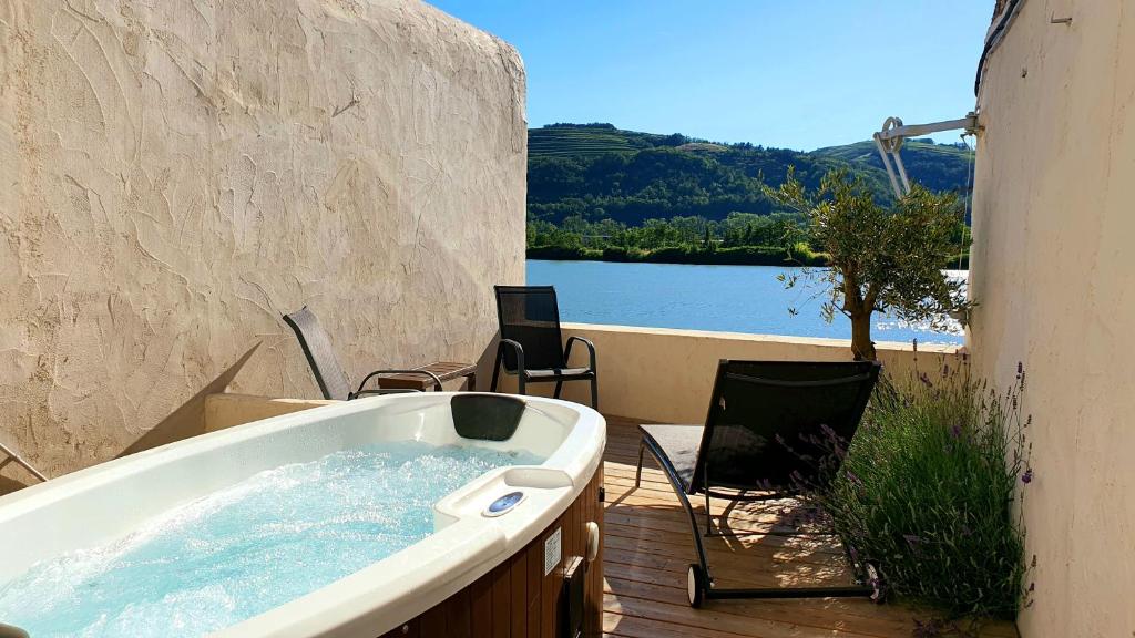 Maison de vacances Maison Spa Vue Rhône 18 Quai Sarrere 26240 Saint-Vallier