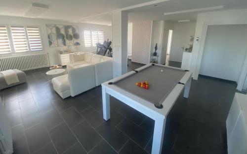 Maison spacieuse, conviviale (Piscine et billard)