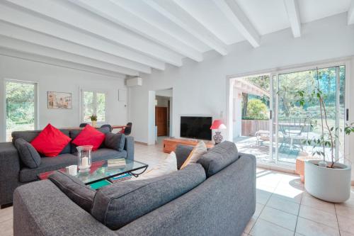 Maison spacieuse en pleine campagne avec terrasse jardin et piscine