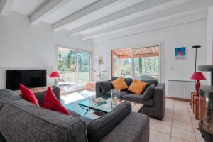 Maison spacieuse en pleine campagne avec terrasse jardin et piscine
