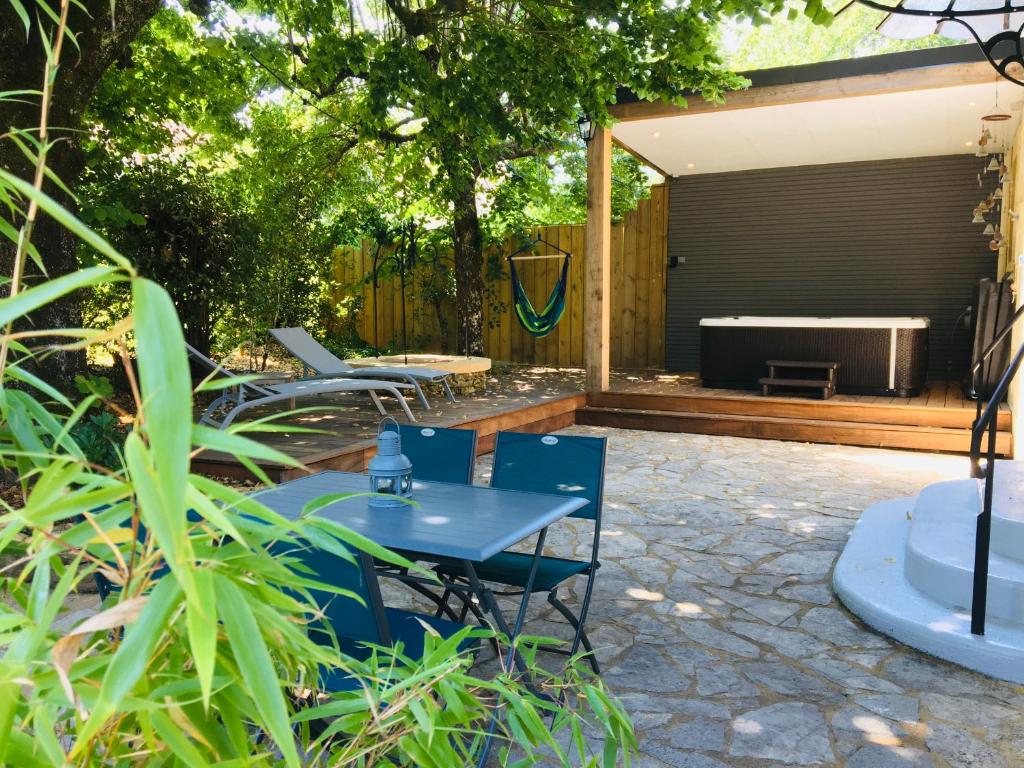 Maison de vacances Maison tournesol Sarlat avec spa privatif Impasse Nicolas Copernic 24200 Sarlat-la-Canéda