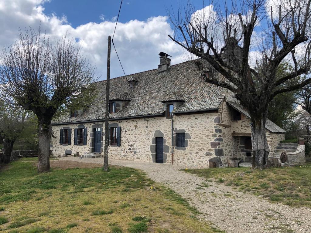 Maison typique Auvergnate, piscine et four à pain Chantal Péricot, 15140 Saint-Christophe-les-Gorges