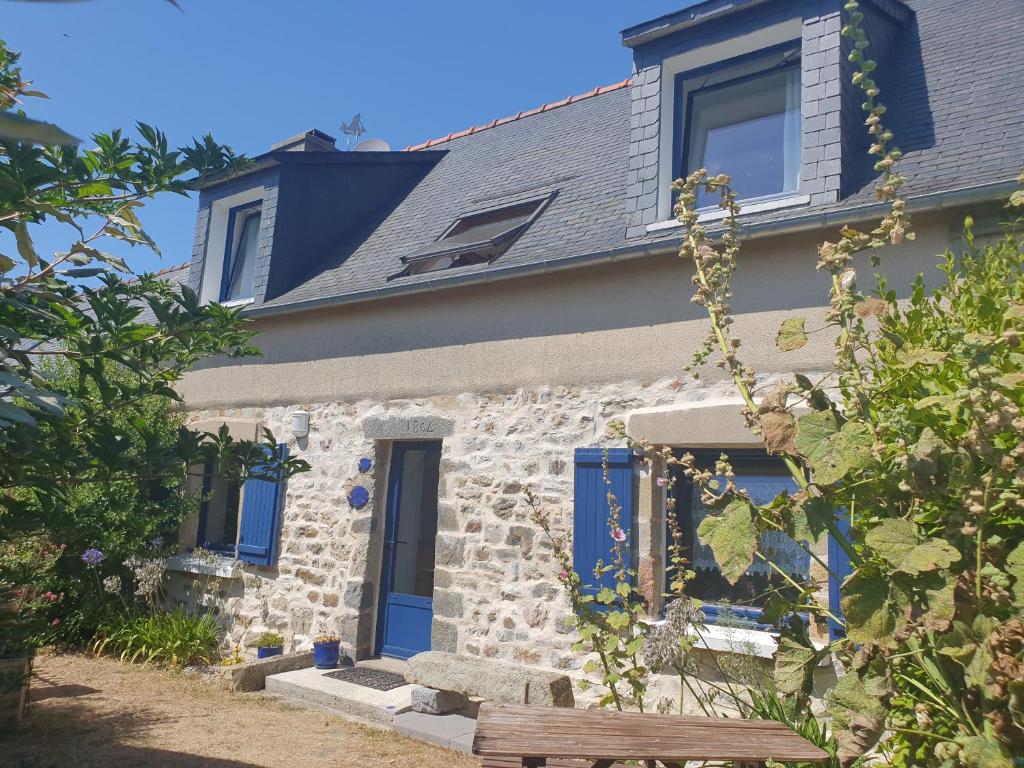 Maison typique bretonne a 5 min de la plage a pied Kersiguenou, 29160 Crozon