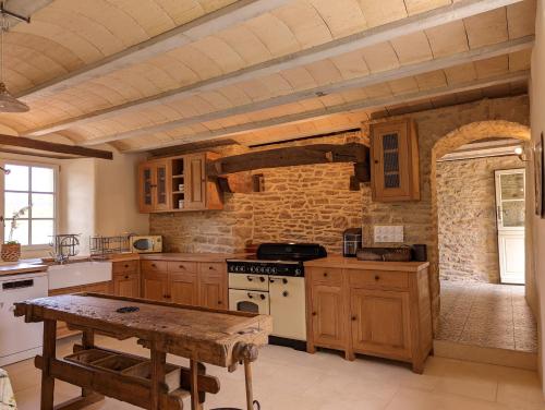 Maison typique bretonne avec toit de chaume