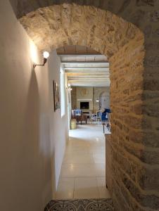 Maison typique bretonne avec toit de chaume