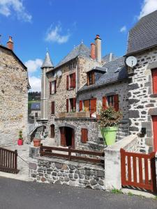 Maison de vacances Maison typique pleine de charme Peyrusse Cantal Le bourg Peyrusse 15170 Peyrusse Auvergne