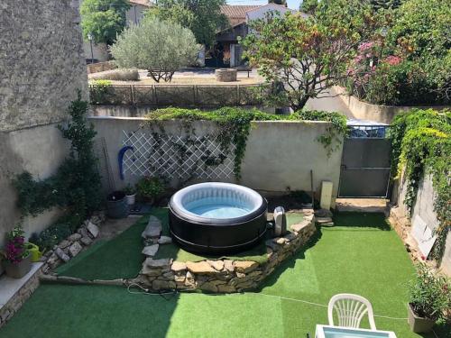Maison Vigneronne avec Jacuzzi en Méditerranée