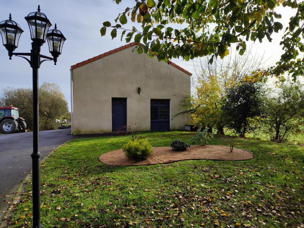 Maisonnette au bord d'un étang 9 Rue du Moulin, Noirlieu, 79300 Bressuire