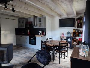 Maisonnette au bord d'un étang