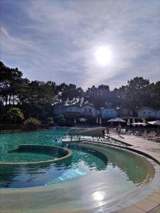 Maisonnette mitoyenne paisible piscine océan lac vélo marche idéal pour tous