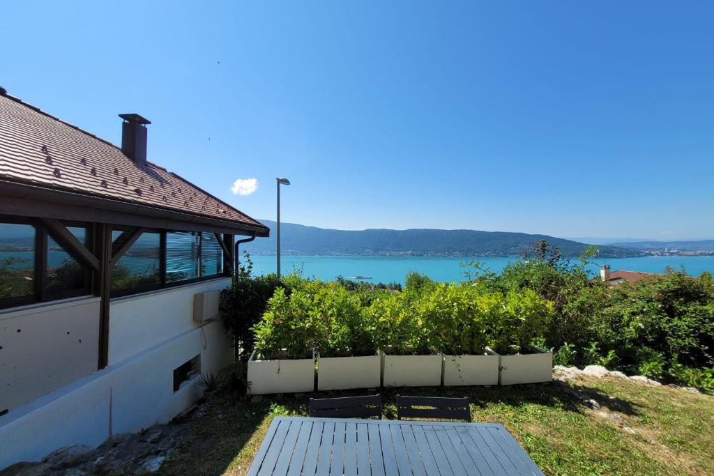 Maison de vacances Maisonnette vue panoramique lac d'Annecy 66 Route de la Corniche 74290 Veyrier-du-Lac