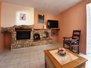 Majestic Holiday Home in Olonzac with Private Pool
