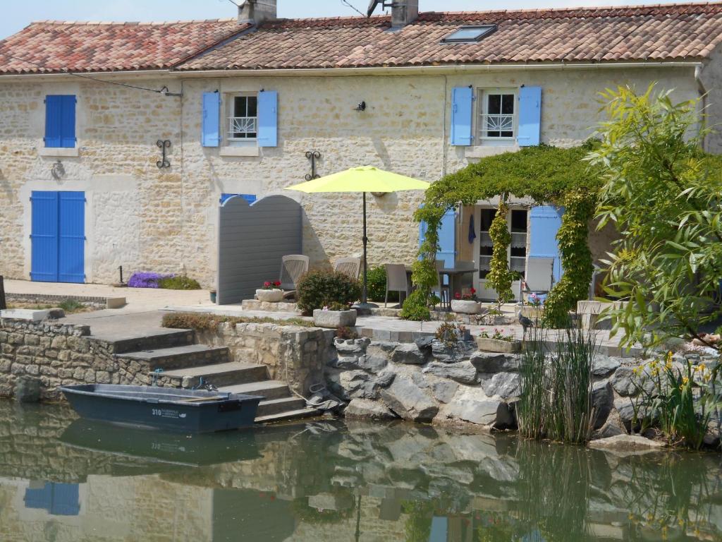 Maison de vacances MARAIS POITEVIN pêche ,barque, vélos, wifi, linge, cheminée, cuisine 32 bis le petit louvre 85450 La Taillée