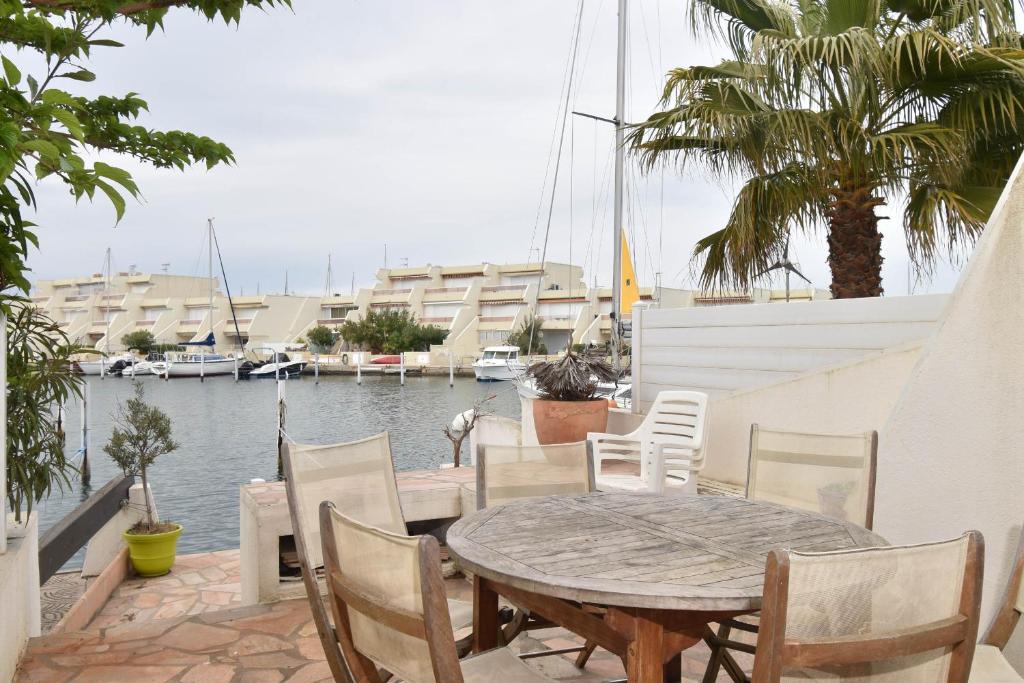 Marina 6 personnes avec appontement Grau du Roi 1 Avenue Dumont d'Urville, 30240 Le Grau-du-Roi