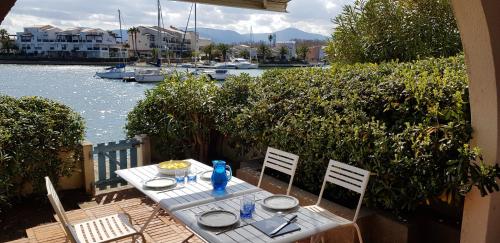 Marina sur presqu’île des Capellans (Wifi) 6 couchages