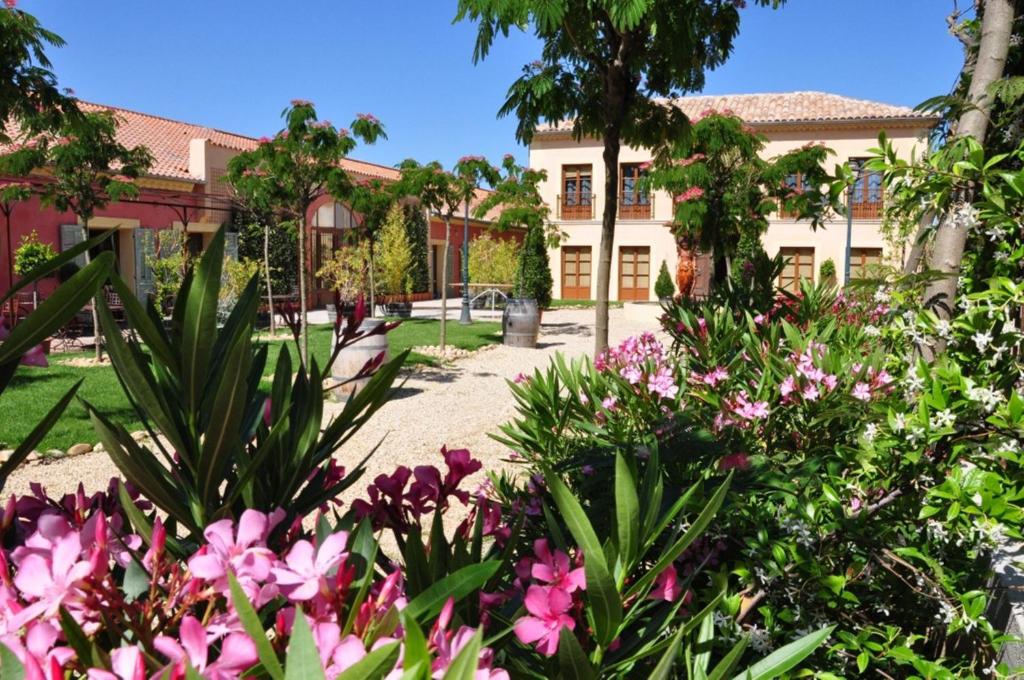 Mas for 9 person(s) not overlooked with secure and private swimming pool.