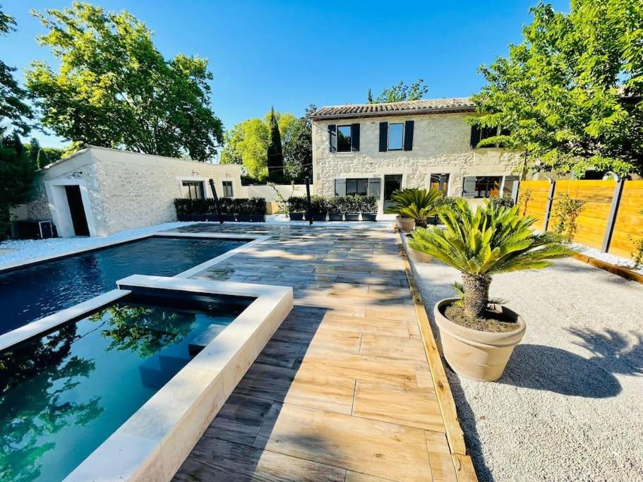 Mas provençal entièrement rénové avec piscine 62 Avenue Albert Schweitzer, 13210 Saint-Rémy-de-Provence