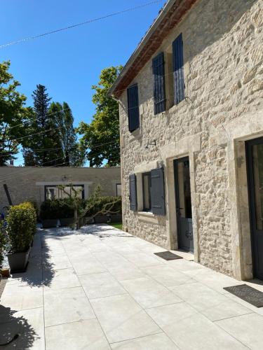 Mas provençal entièrement rénové avec piscine