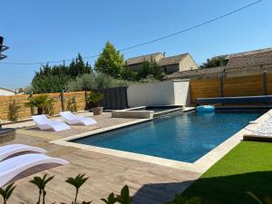 Mas provençal entièrement rénové avec piscine