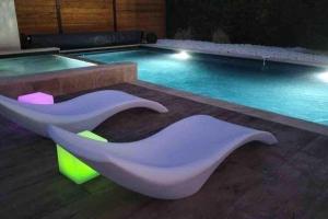 Mas provençal entièrement rénové avec piscine
