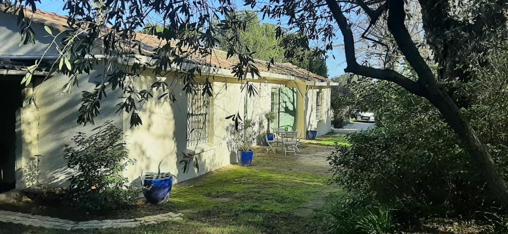 Maison de vacances Mazet authentique à Nîmes sur 2500 m2 dans un écrin de verdure Chemin du Carreau de Lanes 30900 Nîmes