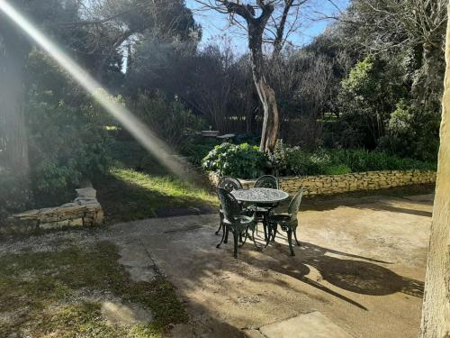 Mazet authentique à Nîmes sur 2500 m2 dans un écrin de verdure