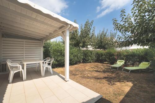 Mini villa avec piscine collective dans résidence.