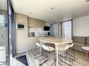 Mobil-Home Jullouville, 4 pièces, 6 personnes - FR-1-361A-52