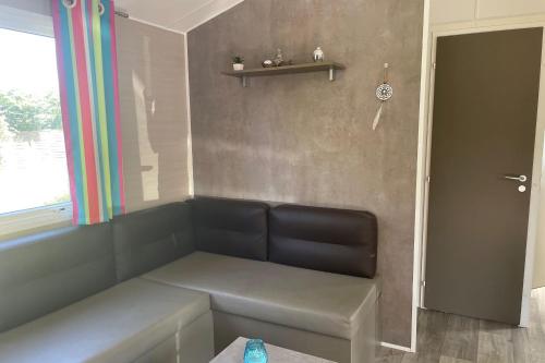 Mobile-home de 30 m avec WIFI-JARDIN et PISCINE