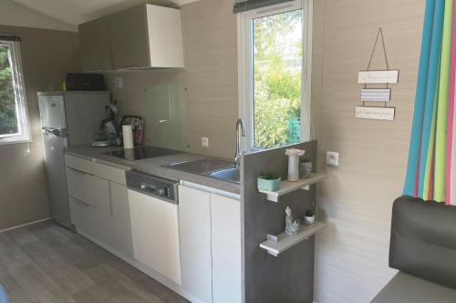 Mobile-home de 30 m avec WIFI-JARDIN et PISCINE