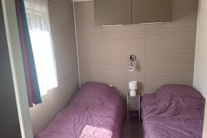 Mobile-home de 30 m avec WIFI-JARDIN et PISCINE