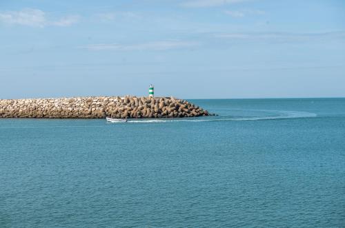 Modern 4 Bed House Beautiful Seaview and Location