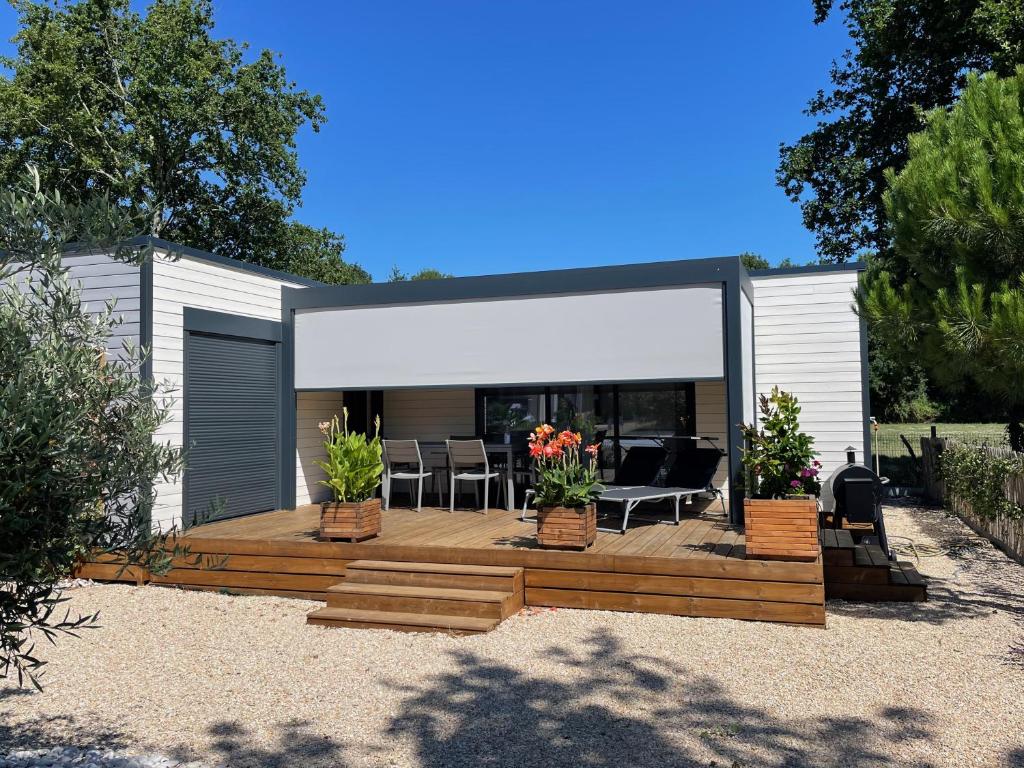 Modern and cosy ecolodge, shared heated pool, Les Mathes 26 Avenue de la Palmyre, 17570 Les Mathes