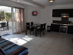 Modern apartment with quality materials and close to the beach