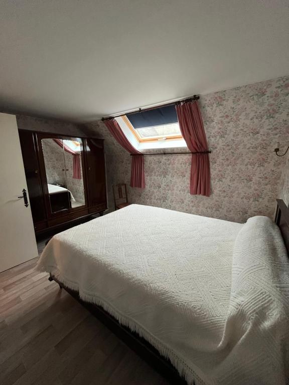 Modern bungalow in Midi Pyrenees with swimming pool