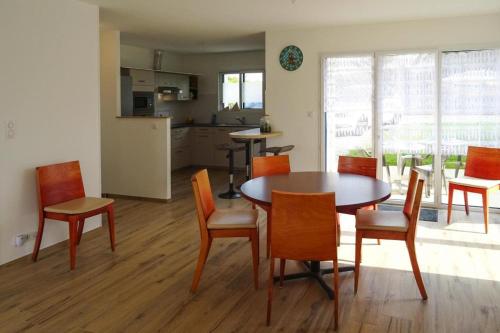 Modern holiday home 500 m from the sea in Morgat