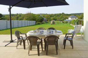 Modern holiday home 500 m from the sea in Morgat
