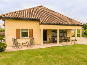 Modern Holiday Home in Aquitaine Country with Swimming Pool