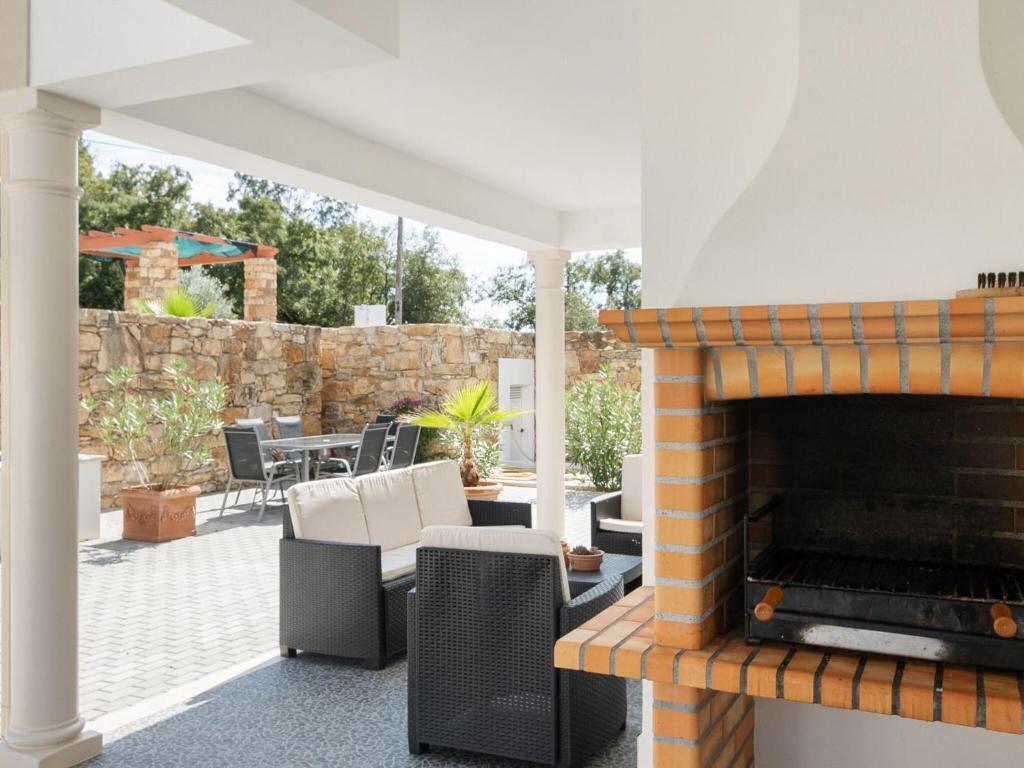 Modern Holiday Home in Lisbon with private Pool Jacuzzi Casa Aur lie , 2240-300 Almogade