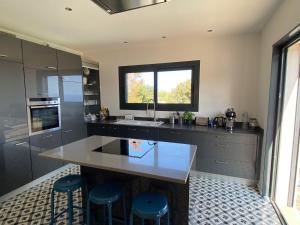 Modern holiday home in Monticello with private pool