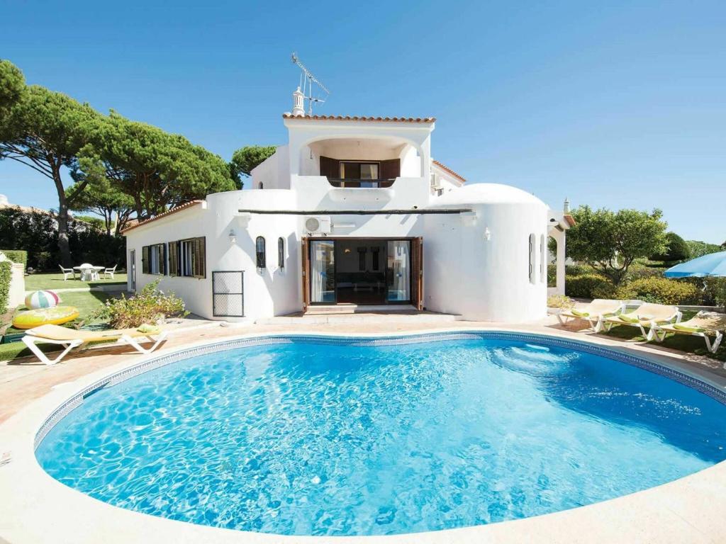 Maison de vacances Modern Holiday Home in Quarteira with Swimming Pool  8125-507 Quarteira