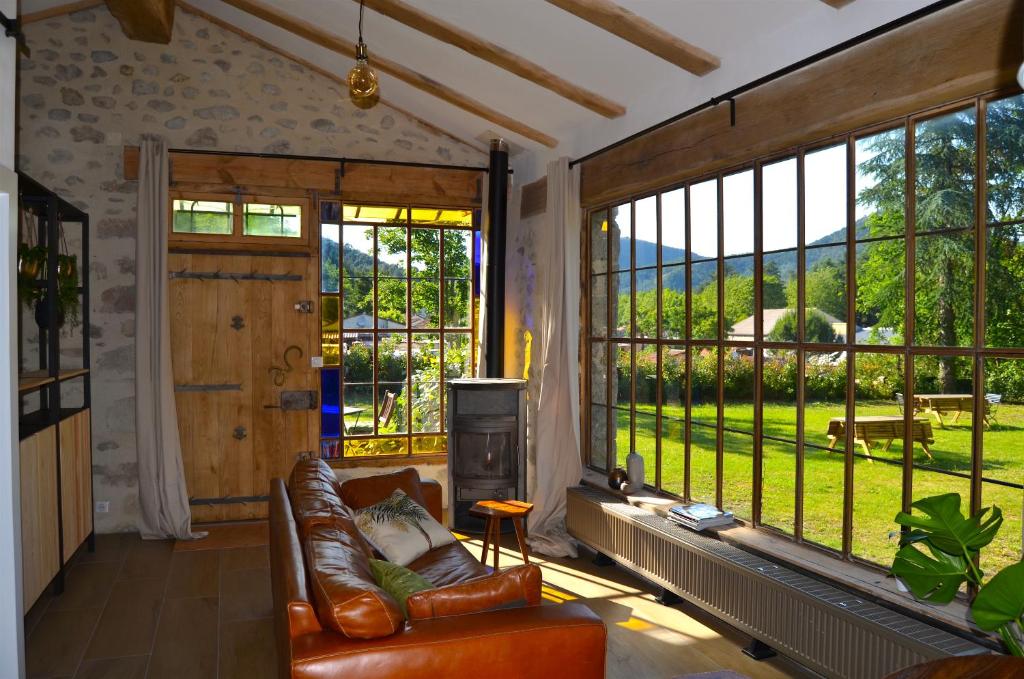 Modern Holiday Home in Salignac Eyvigues with Swimming Pool