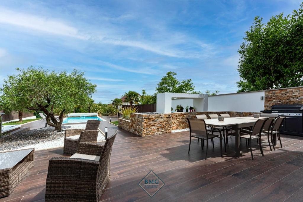 Modern holiday home with dishwasher, in natural region