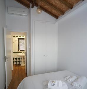Modern house - air cond, free parking, breakfast