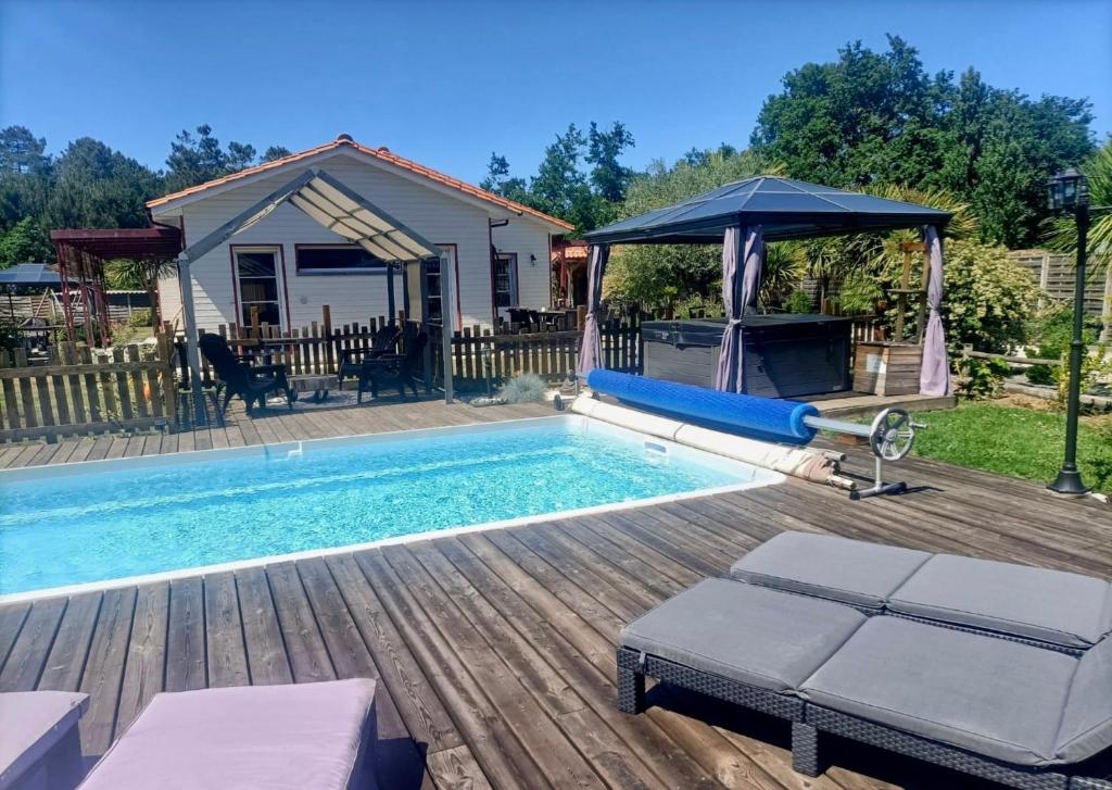 Maison de vacances Modern house with Pool & Jacuzzi in Carcans 627 Route de Capdeville 33121 Carcans