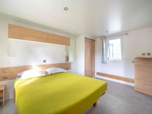 Modern mobile home in Paleyrac with shared pool