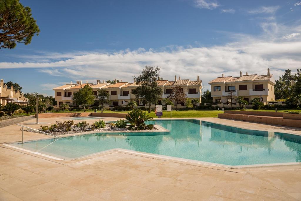 Modern Vila Sol Townhouse with Traditional Vibes Vila Sol, Alto do semino Lote F1A, RC, Fr. AT, 8135-307 Quarteira